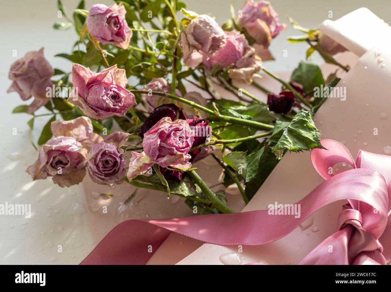 Konzeptaufnahme des Hintergrundthemas, Geschenkpapier, getrocknete Rosen, Blumen und andere Gestecke Stockfoto