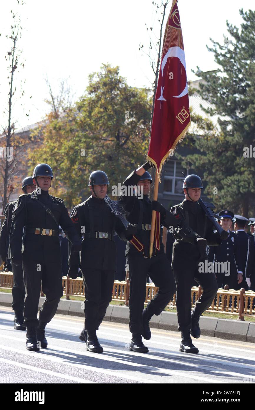 Türkische Militäreinheiten marschieren präzise während der Parade zum Tag der Republik, mit der türkischen Flagge, die Disziplin und Nationalstolz verkörpert. 29 oC Stockfoto