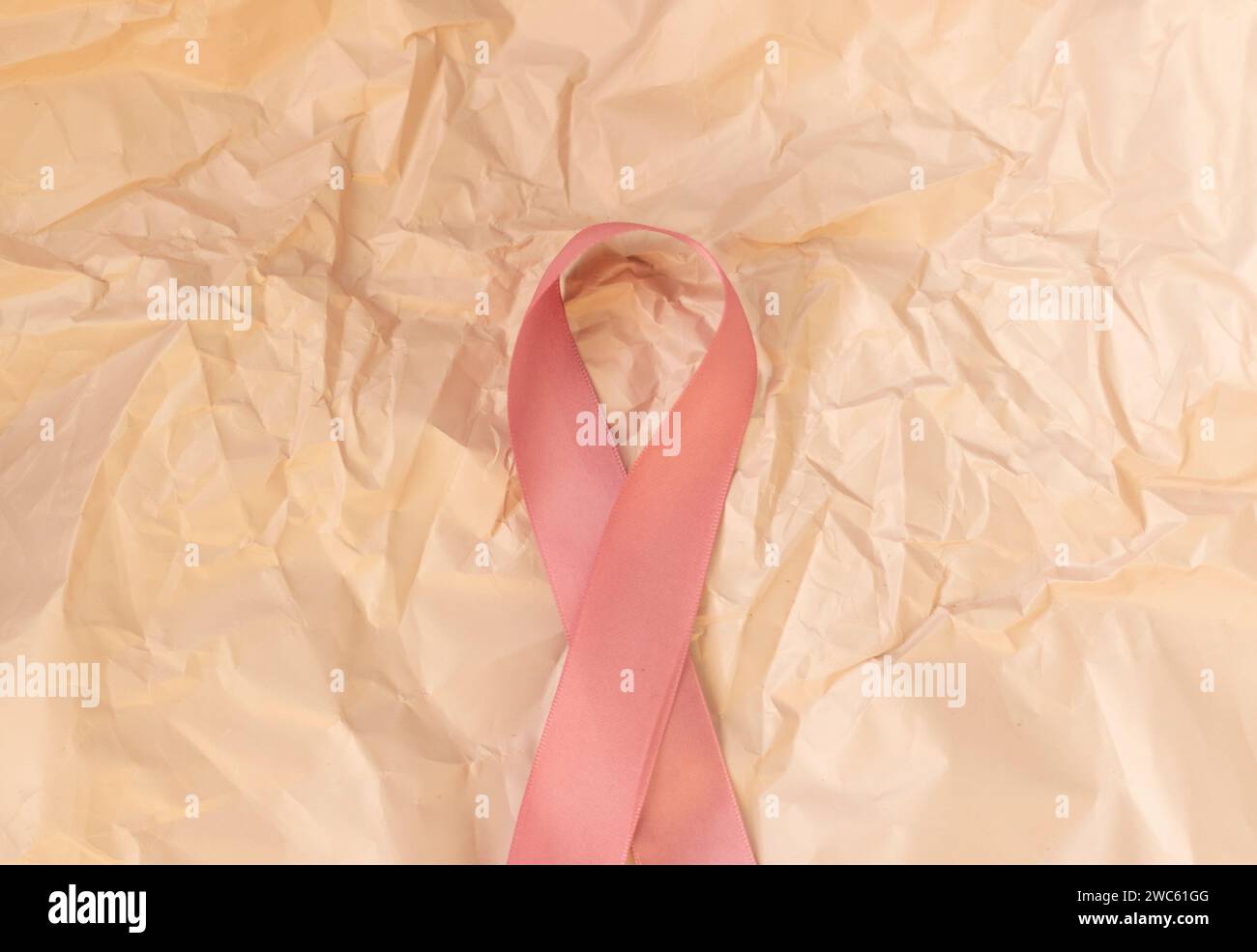 Konzeptaufnahme des Hintergrundthemas, Geschenkpapier, rosafarbenes Band Stockfoto