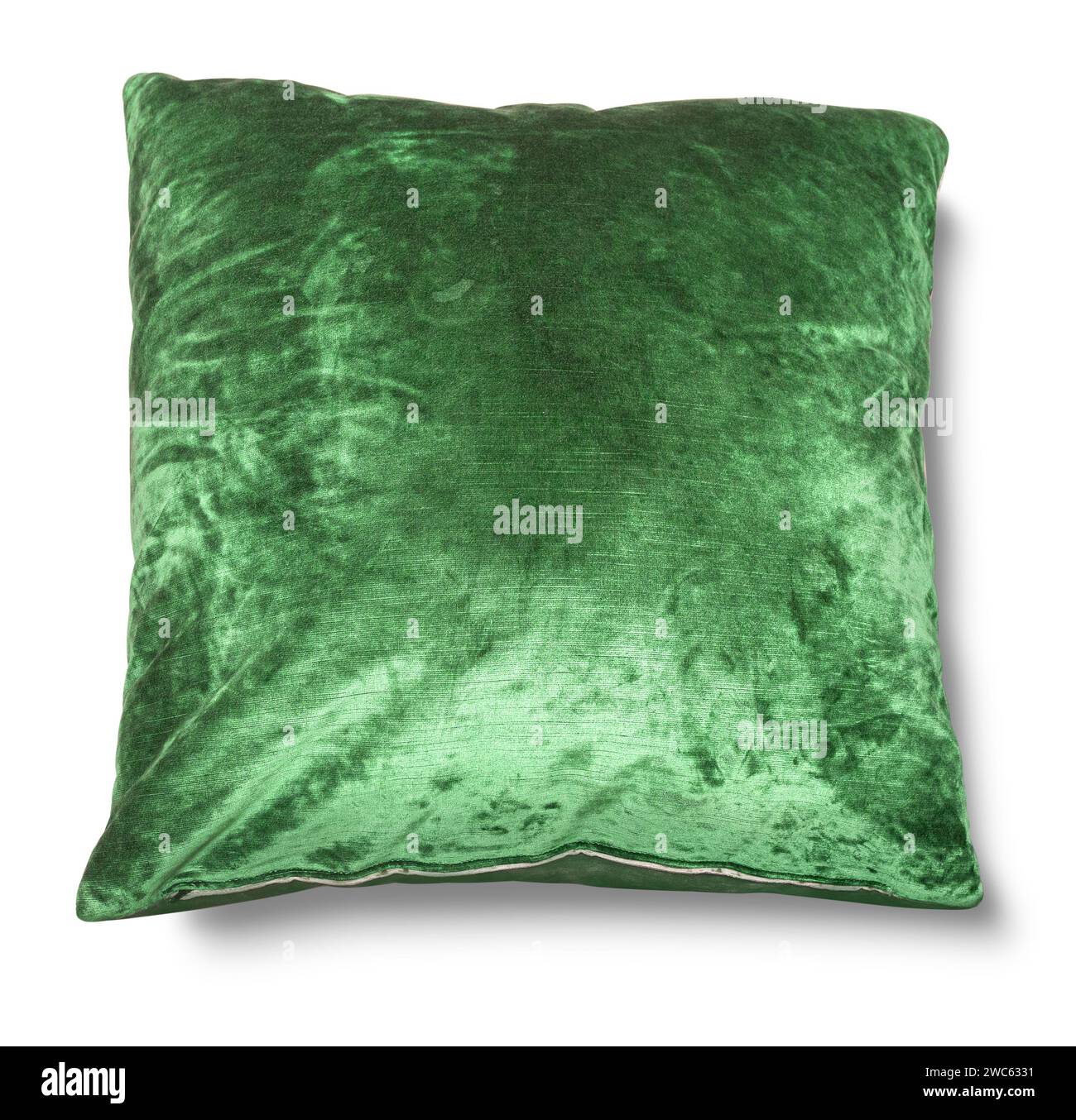 Ein dickes Kissen aus dunkelgrünem Stoff, isoliert auf weißem Hintergrund mit Beschneidungspfad Stockfoto