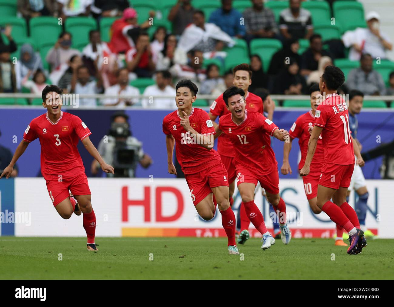 Doha. Januar 2024. Nguyen Dinh Bac (2. L) aus Vietnam feiert sein Tor