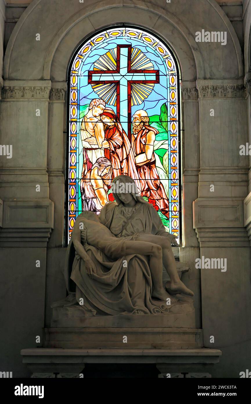 Kirchenfenster, farbiges Fenster im Mausoleum, Kirche am Cementerio de Cristobal Colon, Christoph-Kolumbus-Friedhof, 56 ha großer Friedhof Stockfoto