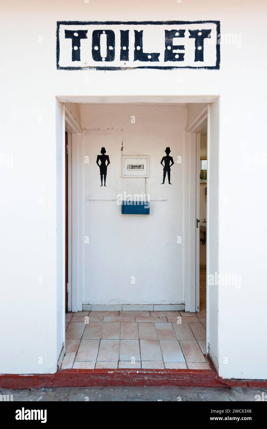 Afrikanische Toilette, Toilettengeschlecht, Frau, Mann, Mann, Mann, weiblich, Trennung, getrennt, Zeichen, Symbol, Geschlechtertrennung, Differenz, Namibia Stockfoto