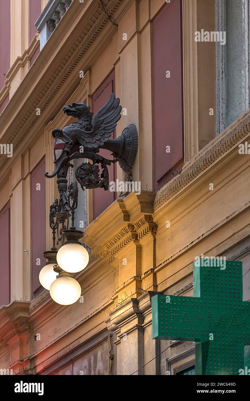 Historische Wandleuchte mit dem Wappen von Genua, Einkaufszentrum Mazzini Galeries, erbaut 1872, Genua, Italien Stockfoto