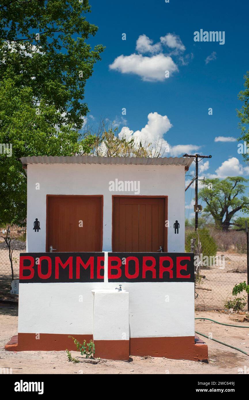 Afrikanische Toilette, Toilettengeschlecht, Frau, Mann, Mann, Mann, weiblich, Trennung, getrennt, Zeichen, Symbol, Geschlechtertrennung, Differenz, Botswana Stockfoto