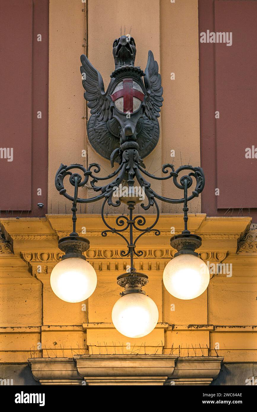 Historische Wandleuchte mit dem Wappen von Genua, Einkaufszentrum Mazzini Galeries, erbaut 1872, Genua, Italien Stockfoto