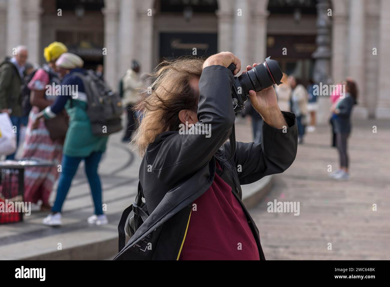 Touristen machen Fotos auf der Piazza de Ferrari, Genua, Italien Stockfoto