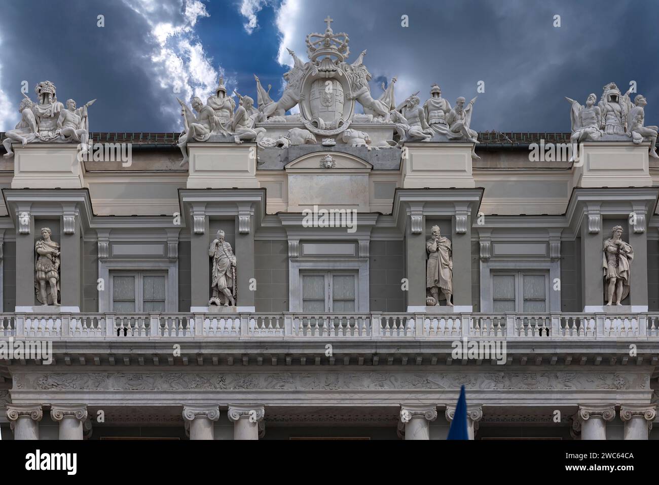 Blick auf das Dach mit Skulpturen vom Palazzo Ducale, 1339, Piazza Giacomo Matteotti, 9, Genua.Italien Stockfoto