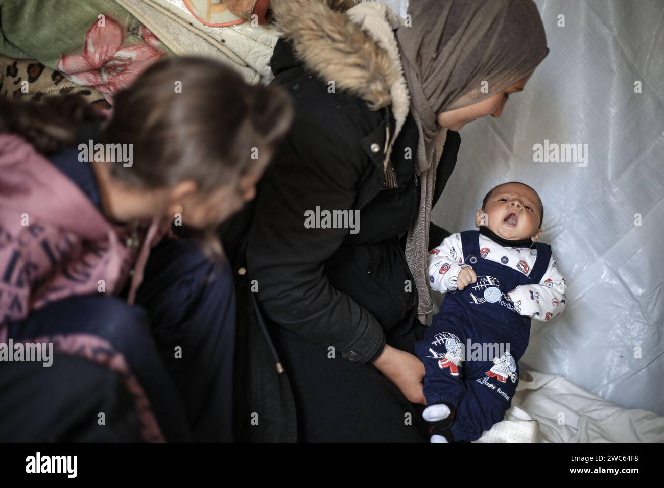 Rafah, Palästinensische Gebiete. Januar 2024. Familienangehörige eines