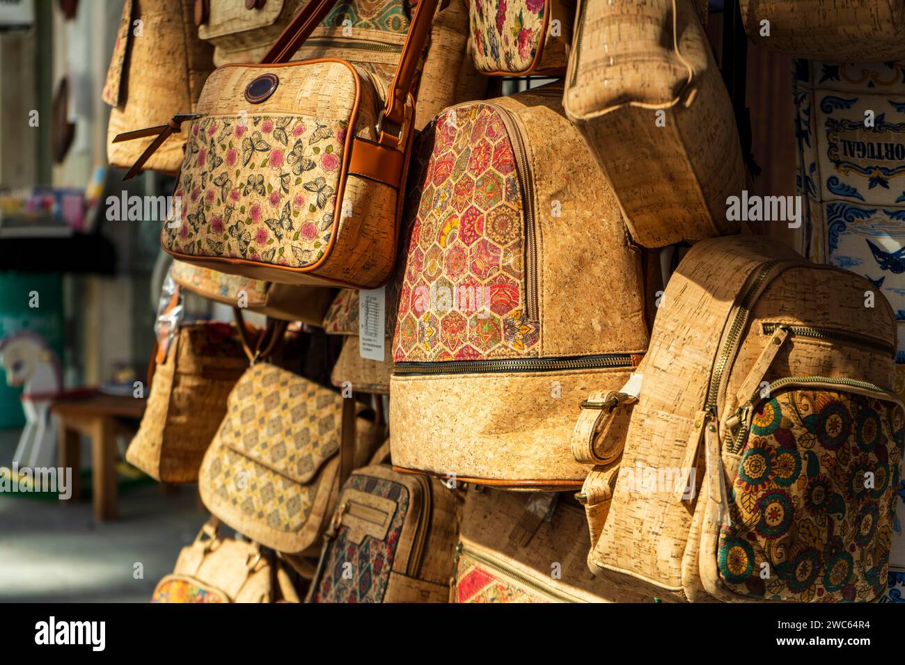 Marktstand mit traditionellen Korktaschen auf dem Stadtmarkt Stockfoto