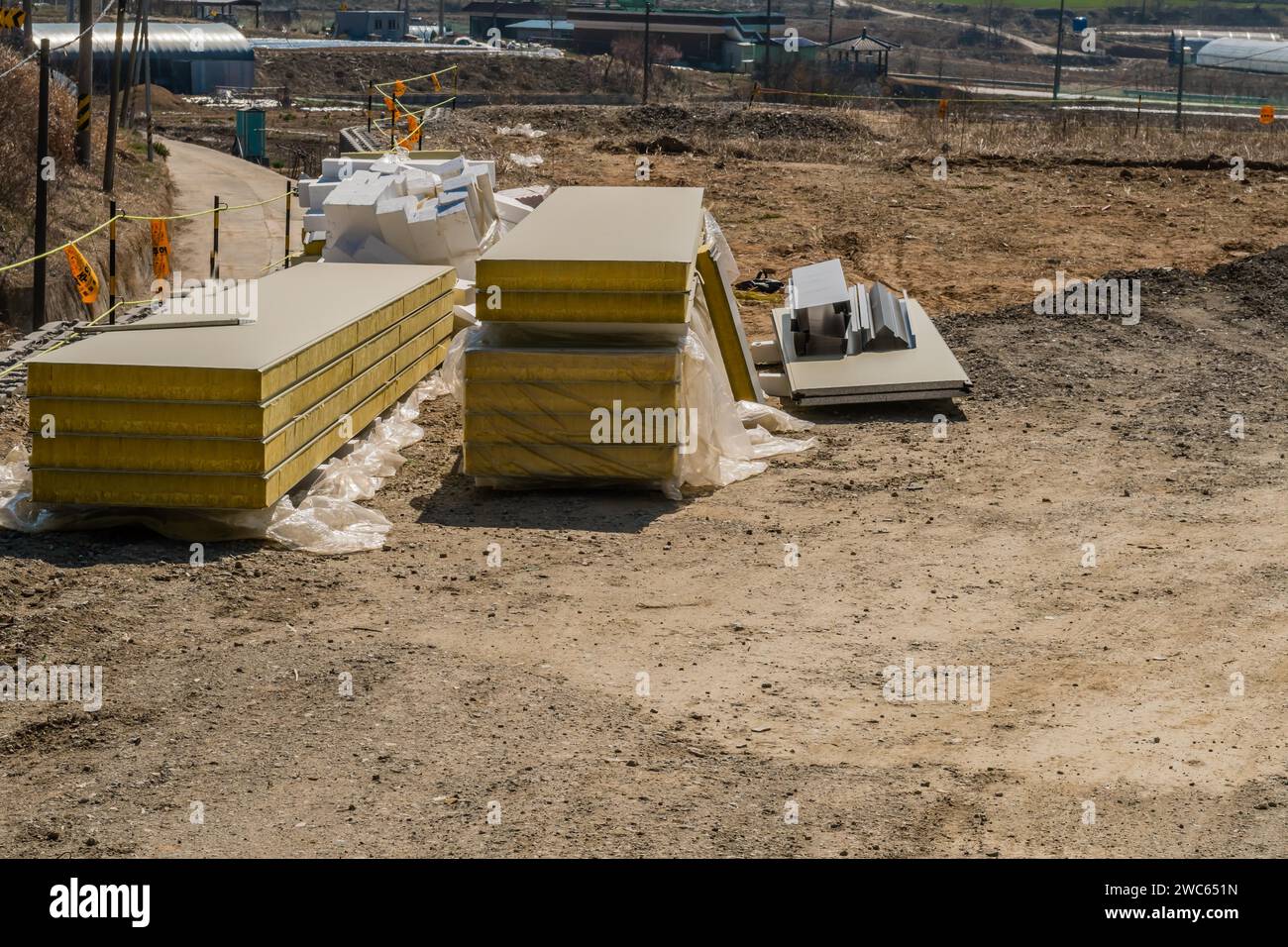 Chungju, Südkorea, 22. März 2020: Nur zur redaktionellen Verwendung. Dämmplatten auf dem Boden einer ländlichen Baustelle gestapelt Stockfoto