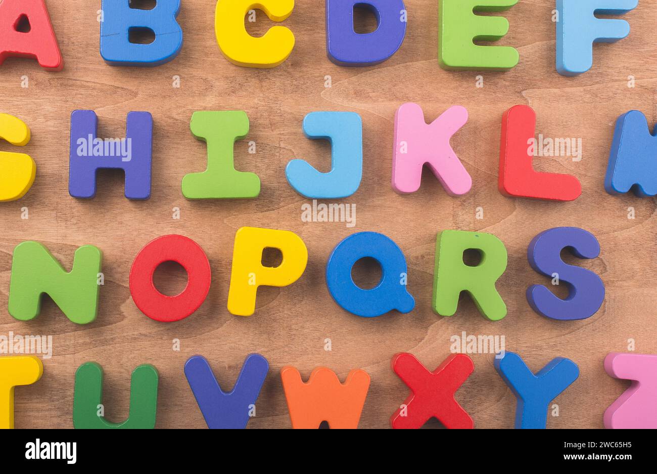 Bunte Buchstaben des Alphabets aus Holz Stockfoto