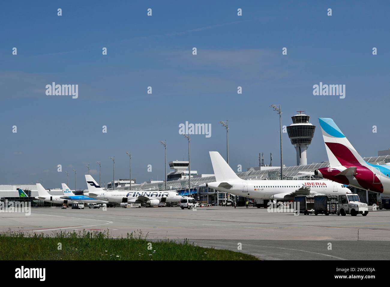 Übersicht Eurowings, Iberia, Finnair, KLM und Air Lingus Flugzeuge am Check-in-Schalter am Terminal 1 mit Kontrollturm, Flughafen München, Upper Stockfoto