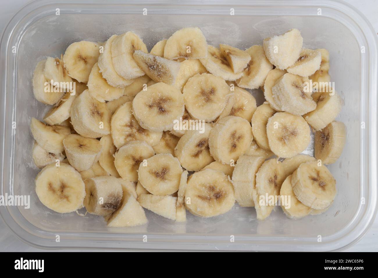 Gefrorene Bananenschnitte für Smoothies und hausgemachtes Eis Stockfoto