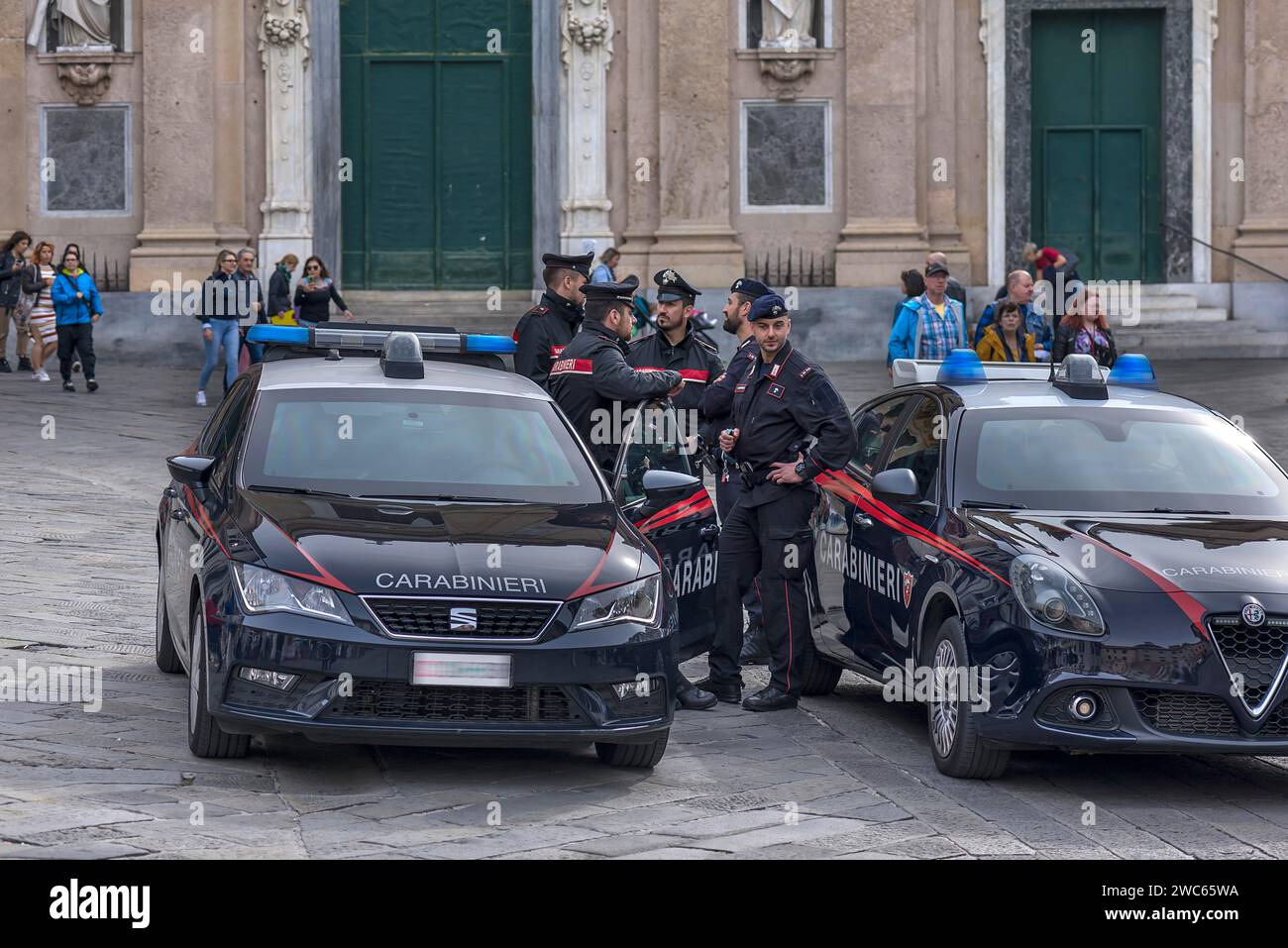 Briefing der Carabinieri über ihre Einsatzfahrzeuge, Genua, Italien Stockfoto