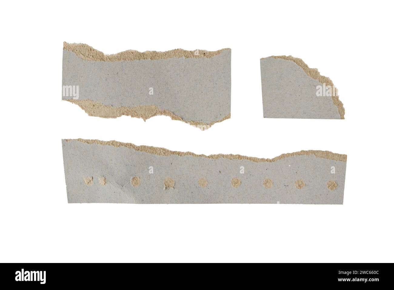 Dunkelgraue Recyclingpapierreste isoliert auf weiß. Pappteile grunzen Designelemente. Zerrissenes Papier. Stockfoto
