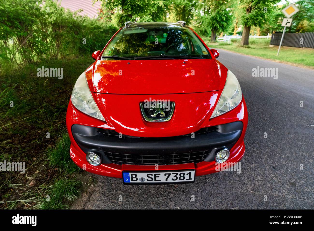 BERLIN - 04. JUNI 2023: Kleinwagen Peugeot 207 SW, 2009. Stockfoto