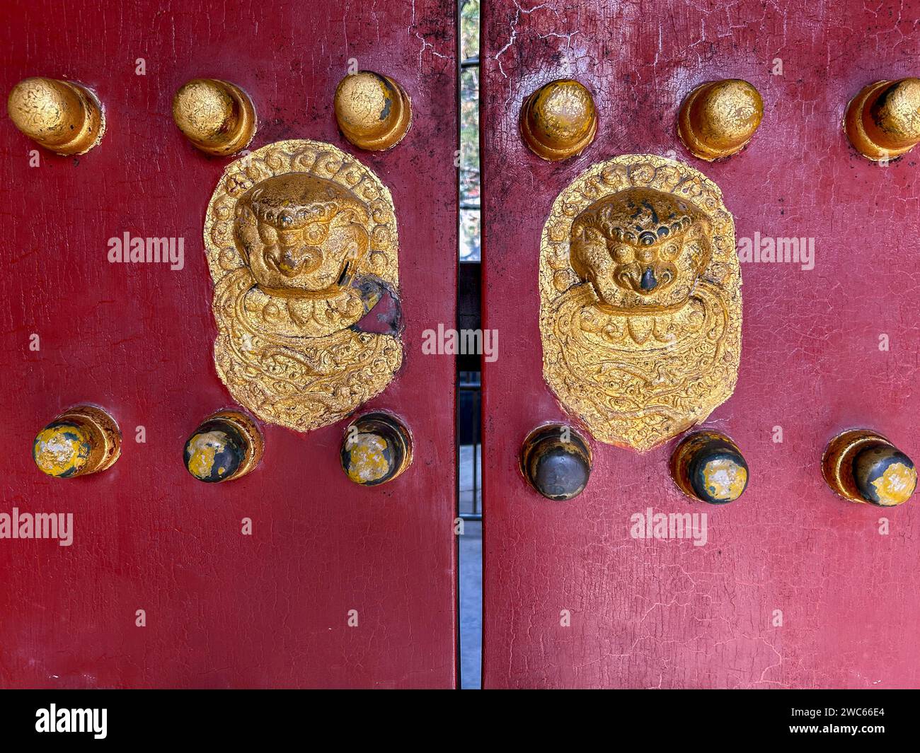 Peking, China, Architekturdetails, Chinesisches Historisches Denkmal, Altes China, rote Türen, Sommerpalast », Tür schließen Stockfoto