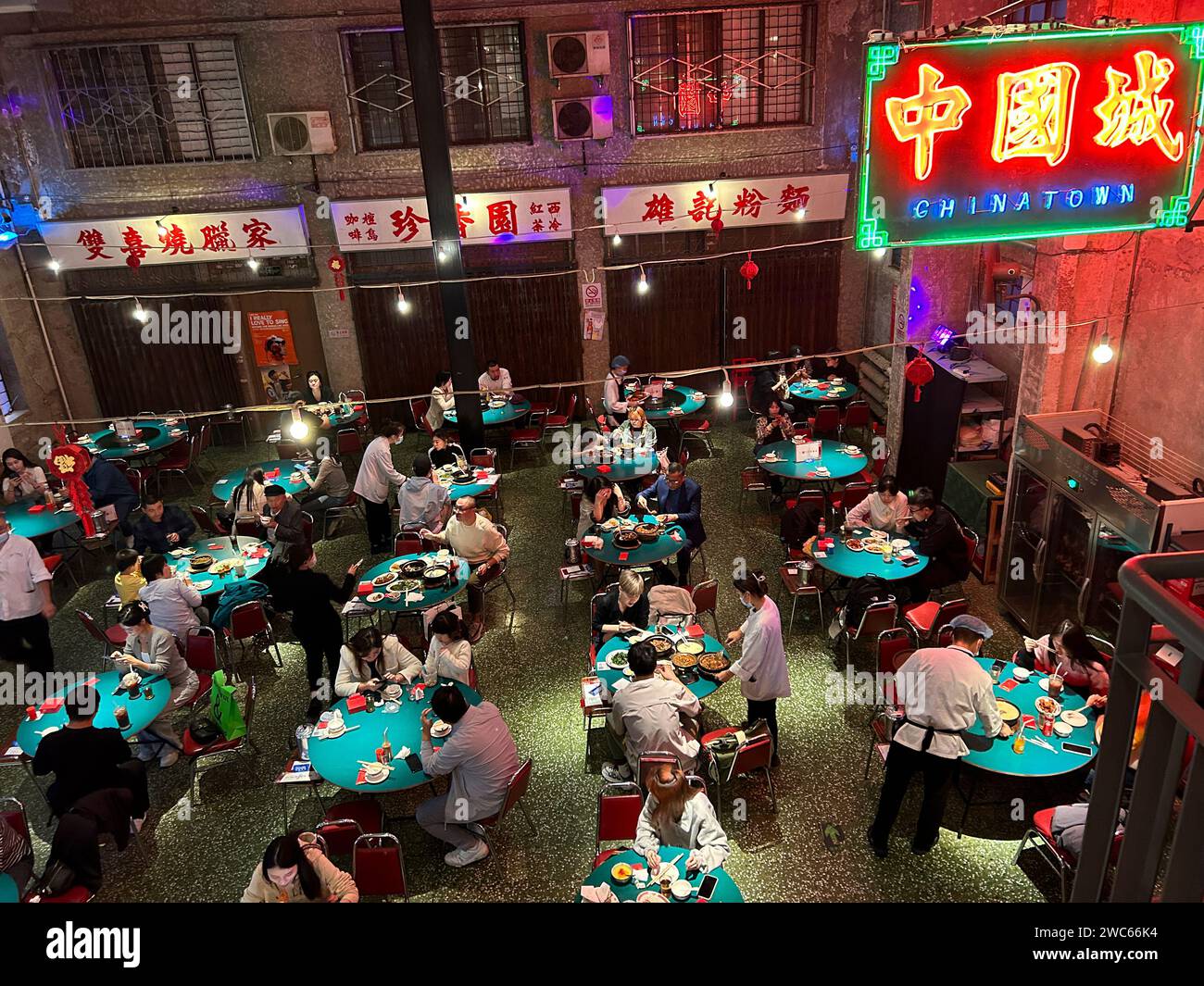 Peking, China, große Menschenmenge, im angesagten chinesischen Restaurant, « Yi Lau Yi », sitzen an Tischen, Neon Schild, Sanlitun Viertel, Innenraum Stockfoto