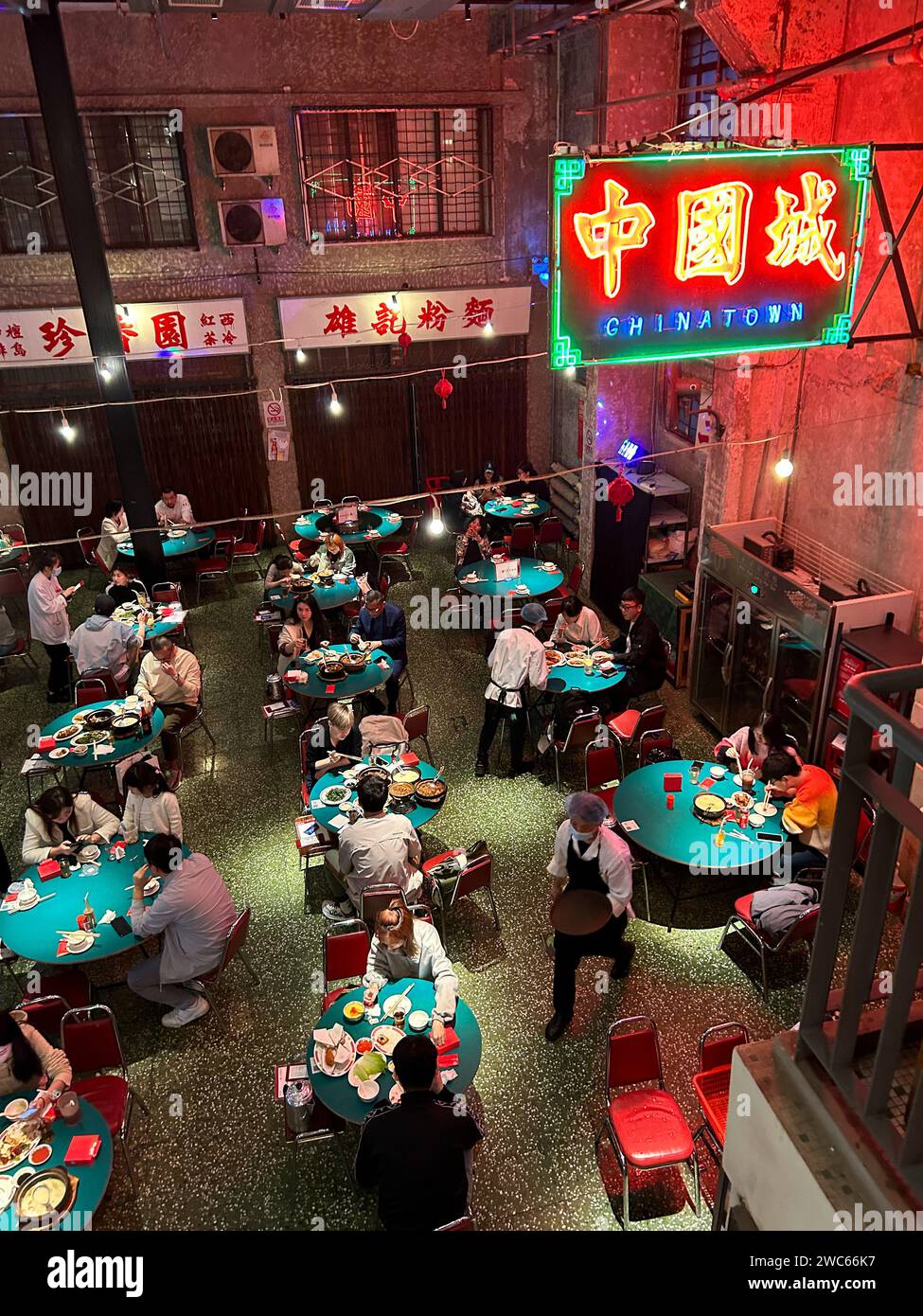 Peking, China, große Menschenmenge, im angesagten chinesischen Restaurant, « Yi Lau Yi », sitzen an Tischen, Neon Schild, Sanlitun Viertel, Innenraum Stockfoto