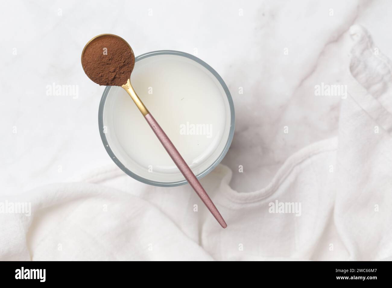 Ungesüßtes Kakaopulver aus dunkler Schokolade im Löffel Stockfoto