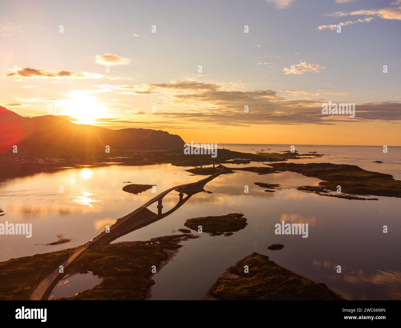 Atemberaubender Blick auf den Sonnenuntergang von Lofoten, Norwegen von oben, mit hohen Bergen, Fjorden, farbenfrohen Himmel und mit den berühmten Fredvang Brücken Stockfoto