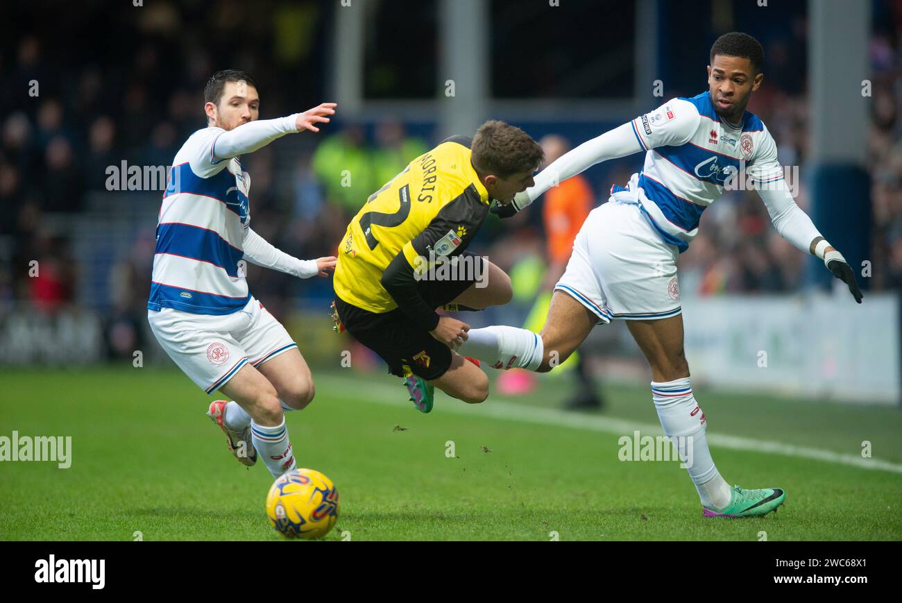 14. Januar 2024; Loftus Road Stadium, Shepherds Bush, West London, England; EFL Championship Football, Queens Park Rangers gegen Watford; James Morris aus Watford wird von Elijah Dixon-Bonner von Queens Park Rangers bemängelt Stockfoto