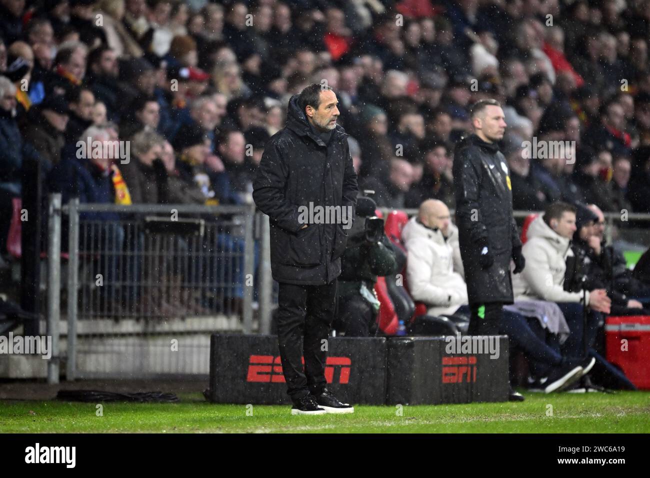 DEVENTER - Ajax Trainer John va't Schip während des niederländischen Eredivisie-Spiels zwischen Go Ahead Eagles und Ajax Amsterdam am 14. Januar 2024 in de Adelaarshorst in Deventer, Niederlande. ANP OLAF KRAAK Stockfoto