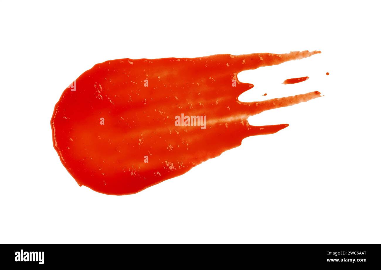 Nahaufnahme nasser Fleck von roter Ketchup-Tomatensoße isoliert auf weißem Hintergrund, Draufsicht, direkt darüber Stockfoto