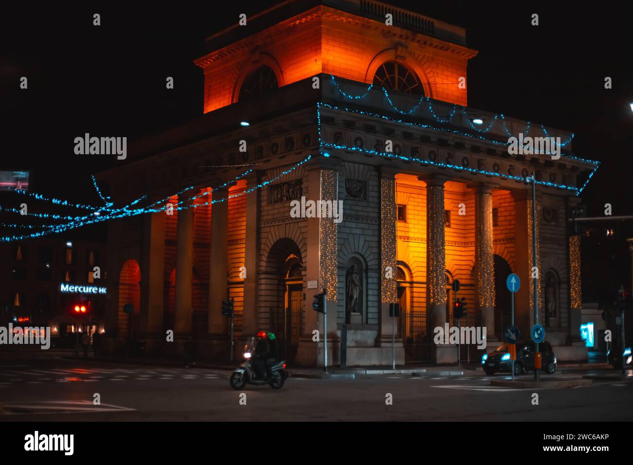 Mailand, Italien 25.12.2023 Straße von Mailand bei Nacht. Typisch italienische Gebäude und Blick auf die Straße in Mailand, der Hauptstadt von Lombarde, Region Italiens. Stockfoto