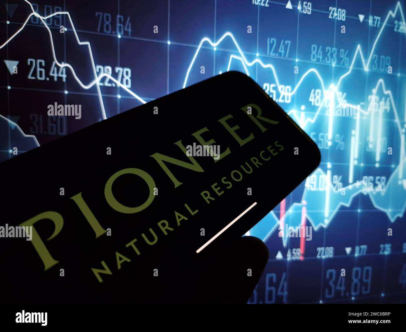 Konskie, Polen – 13. Januar 2024: Das Firmenlogo von Pioneer Natural Resources wird auf dem Bildschirm des Mobiltelefons angezeigt Stockfoto