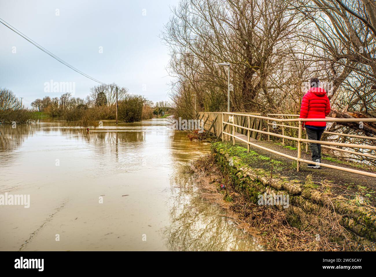 Gehweg über die Hochwasserebene zwischen dem Old Bedford River und dem Hundert Fuß Abfluss, Sutton Gault, Sutton-in-the-Isle, nahe Ely, Cambridgeshire, UK Stockfoto