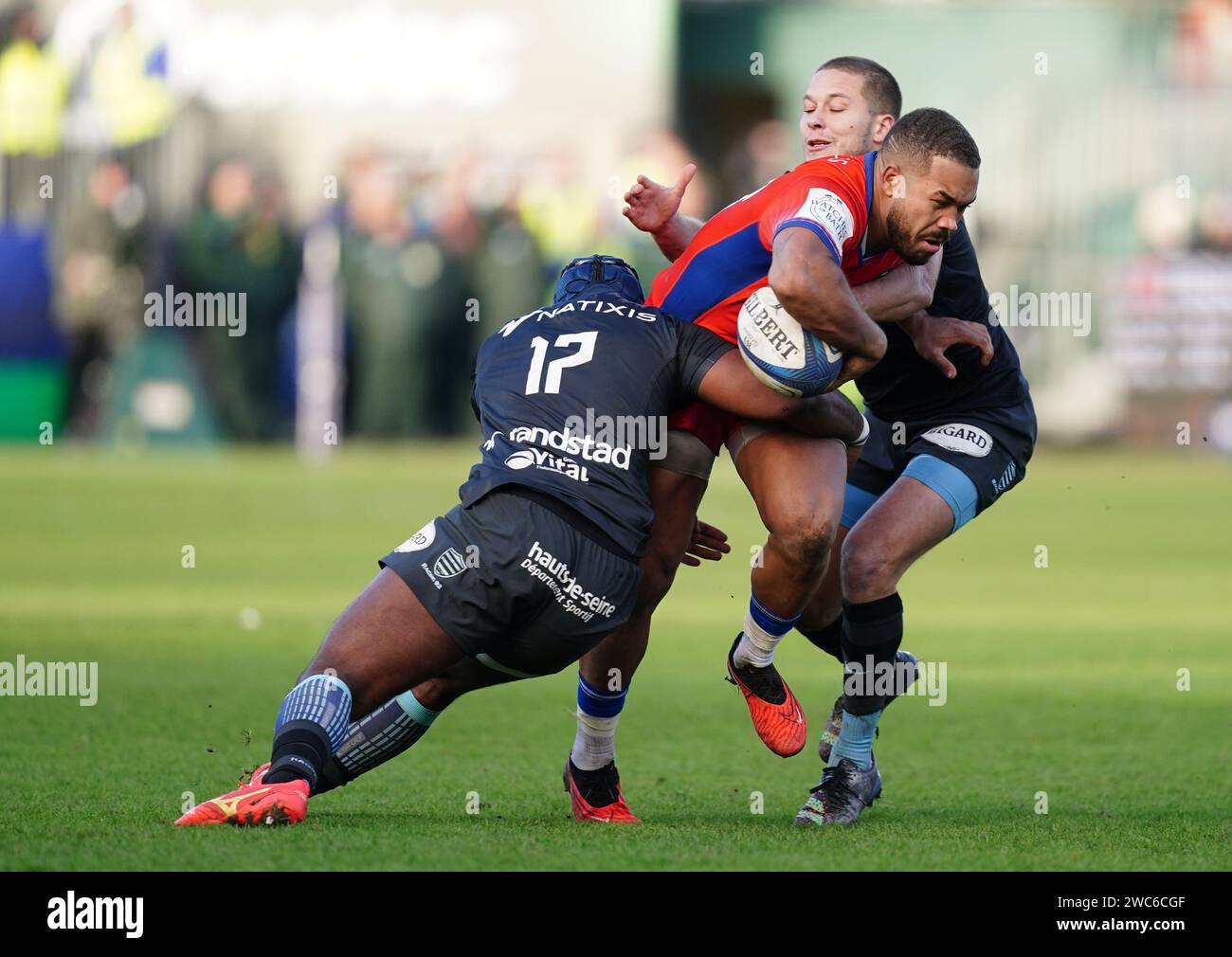 Bades Ollie Lawrence wird von Eddy Ben Arous aus Racing 92 während des Investec Champions Cup Matches in The Rec, Bath angegriffen. Bilddatum: Sonntag, 14. Januar 2024. Stockfoto