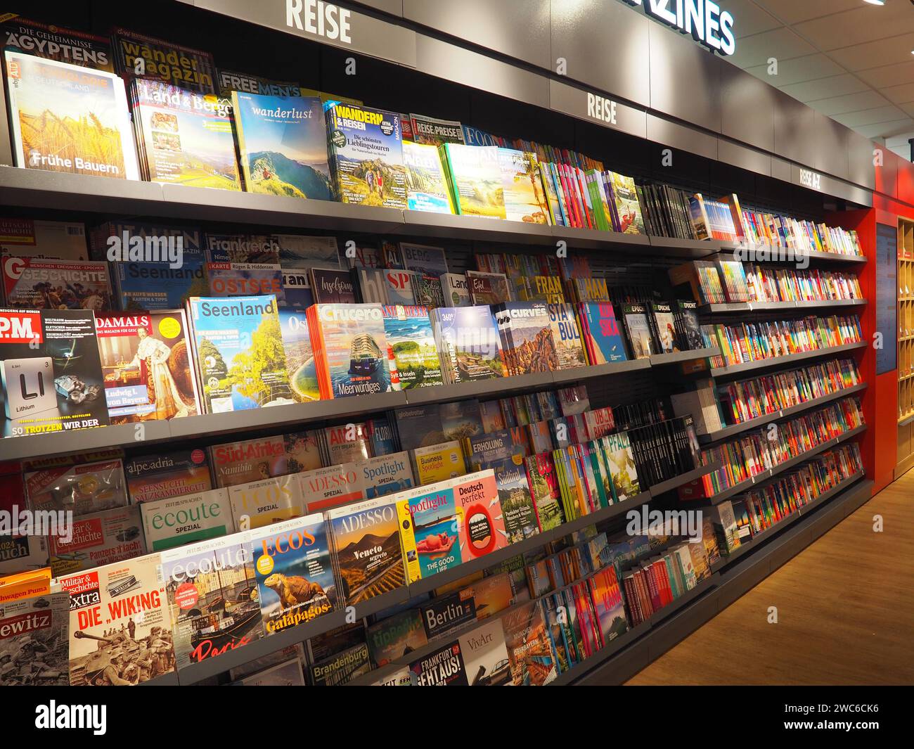 Ansicht des Zeitschriftenregals im Bahnhofsbuchladen, Reisebereich, Reiseführer, Sprachmagazin, Englisch, Deutsch, Französisch, Italienisch, Spanisch, Wandern Stockfoto