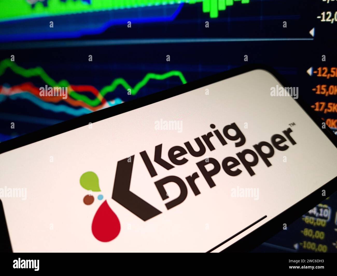 Konskie, Polen - 13. Januar 2024: Das Firmenlogo von Keurig Dr. Pepper wird auf dem Bildschirm des Mobiltelefons angezeigt Stockfoto