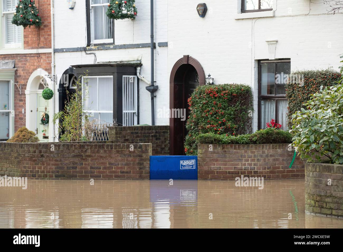 Eine Hochwasserbarriere am vorderen Tor eines Hauses in der Gloucester Road, Tewkesbury, Gloucestershire. Stockfoto