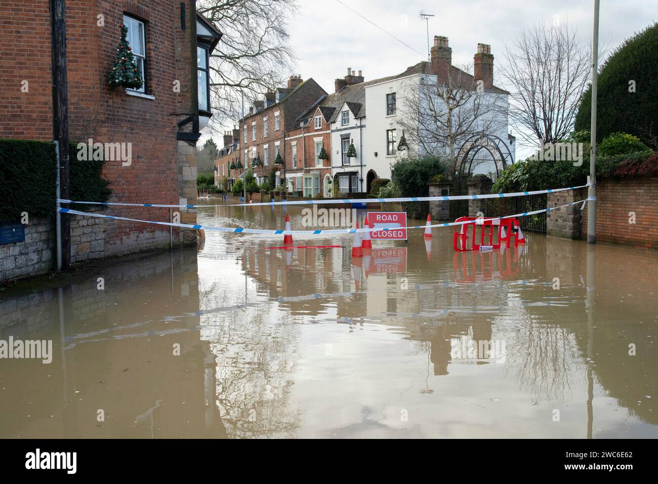 Gloucester Road in Tewkesbury, Gloucestershire, wegen Überschwemmungen geschlossen. Stockfoto
