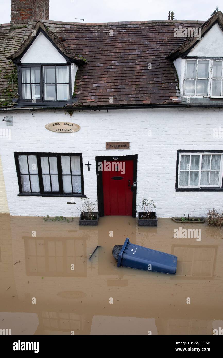 King John's Cottages wurden von Überschwemmungen in der Mythe Road, Tewkesbury, Gloucestershire, betroffen. Stockfoto
