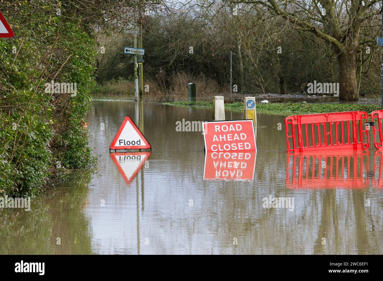 Barton Road in Tewkesbury, Gloucestershire, wegen Überschwemmungen geschlossen. Stockfoto