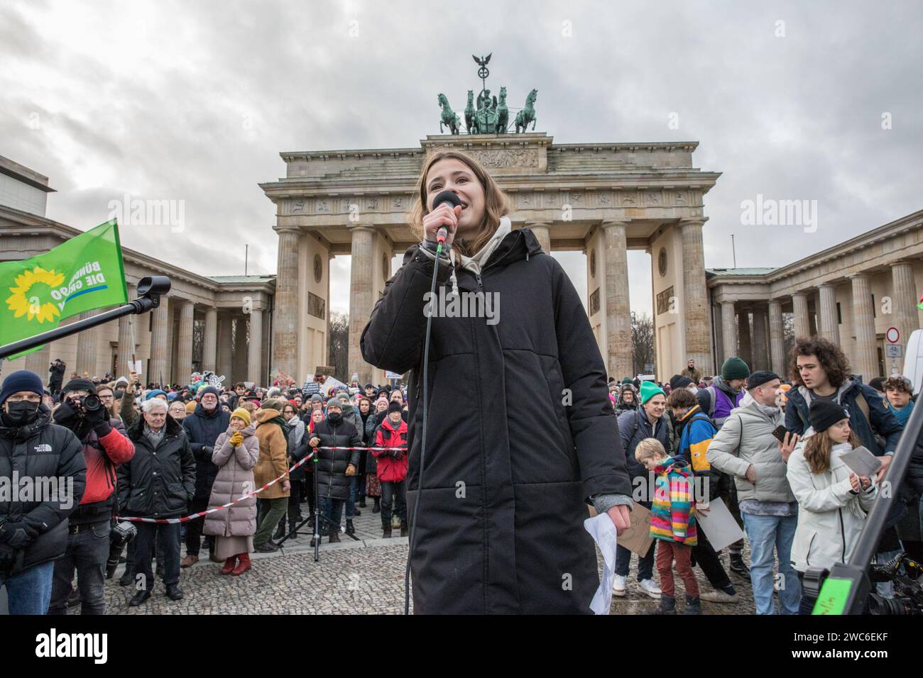 Berlin, Deutschland. Januar 2024. Luisa Neubauer hielt eine Rede bei dem Protest. Neubauer, geboren am 21. April 1996 in Hamburg, ist ein bekannter deutscher Klimaaktivist und Publizist, der für die deutsche Fridays for Future-Bewegung bekannt ist. Als eine bedeutende Figur im Klimaaktivismus tritt Neubauer für eine Politik ein, die mit dem Pariser Abkommen in Einklang steht und sich für den Übergang Deutschlands von der Kohle bis 2030 ausgesprochen hat. Ihre Mitgliedschaft in der Allianz 90/die Grünen und die Grüne Jugend spiegelt ihr tiefes Engagement für Umweltfragen wider. In einer beispiellosen Solidaritätsbekundung, die Straßen Berlins weiter Stockfoto