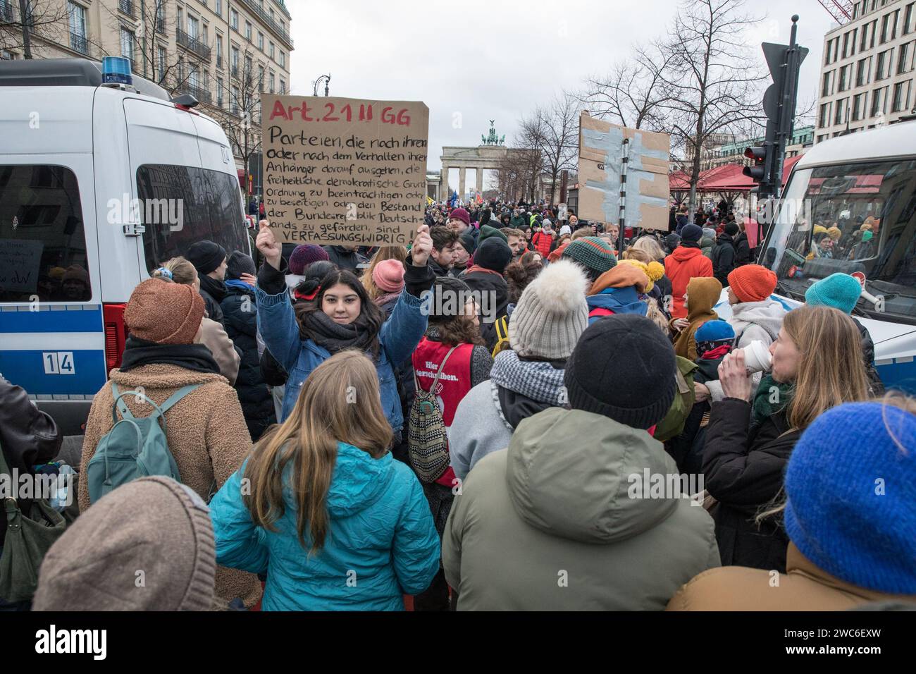 14. Januar 2024, Berlin, Deutschland: In einer beispiellosen Solidaritätsbekundung erwiderten die Straßen Berlins am 14. Januar 2024 den Stimmen von 25.000 Demonstranten, die sich am Pariser Platz im Schatten des legendären Brandenburger Tors versammelten. Die Demonstration, die von Fridays for Future Berlin organisiert und von einer umfassenden Koalition aus zivilgesellschaftlichen Gruppen, NGOs und Aktivisten unterstützt wurde, markierte einen entscheidenden Standpunkt gegen Rechtsextremismus und eine unerbittliche Verteidigung demokratischer Werte. Unter dem Motto „Wir stehen zusammen“ war eine direkte Reaktion auf die erschreckenden Ergebnisse eines Untersuchungsberichts von Stockfoto