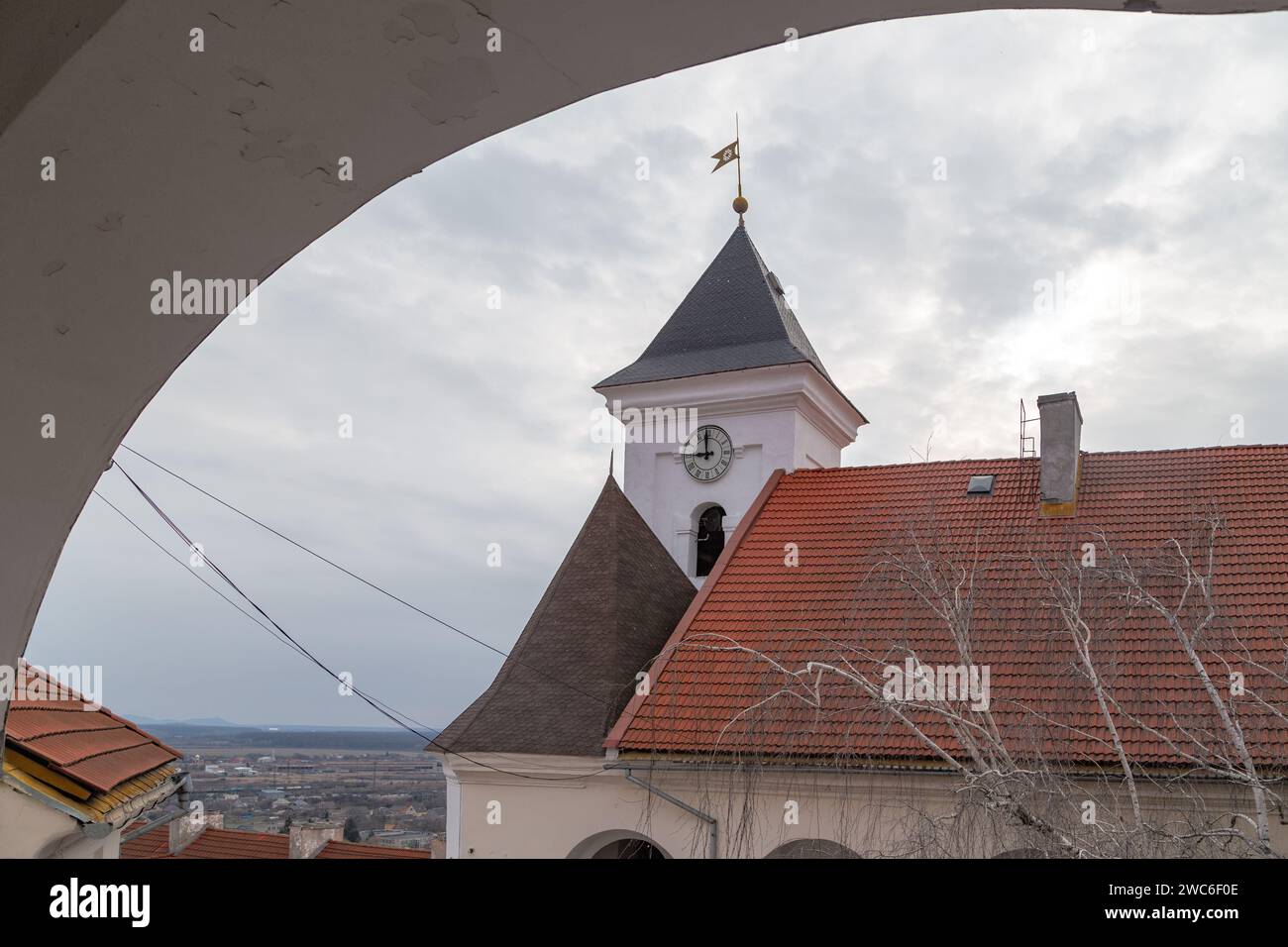 MUKATSCHEWO, UKRAINE - 5. MÄRZ 2023: Dies ist ein Blick von der Galerie des Oberen Hofes der Palanok Burg bis zum Uhrenturm. Stockfoto