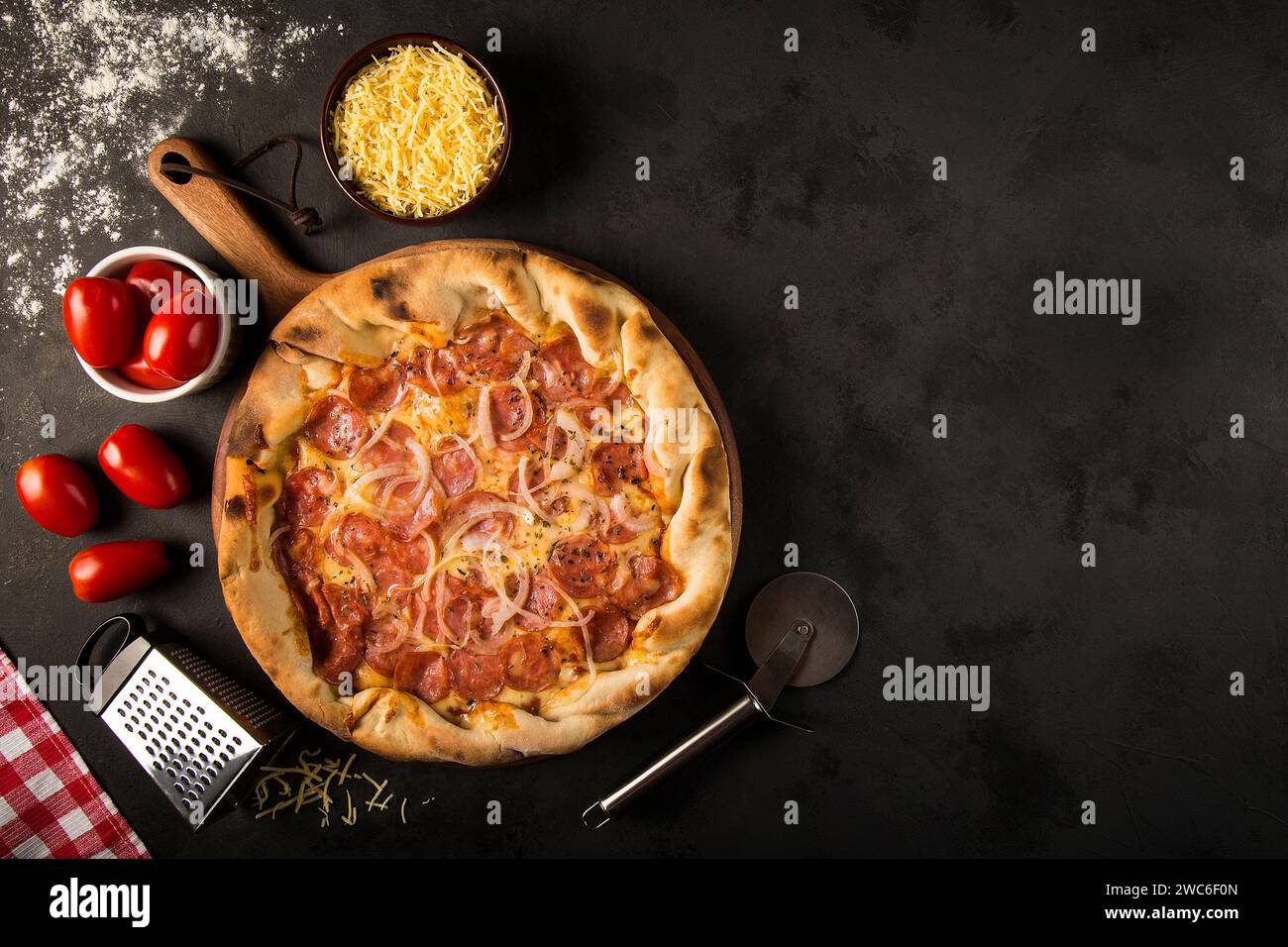 Handwerkliche Pizza. Blick von oben auf köstliche rustikale Pizza. Stockfoto