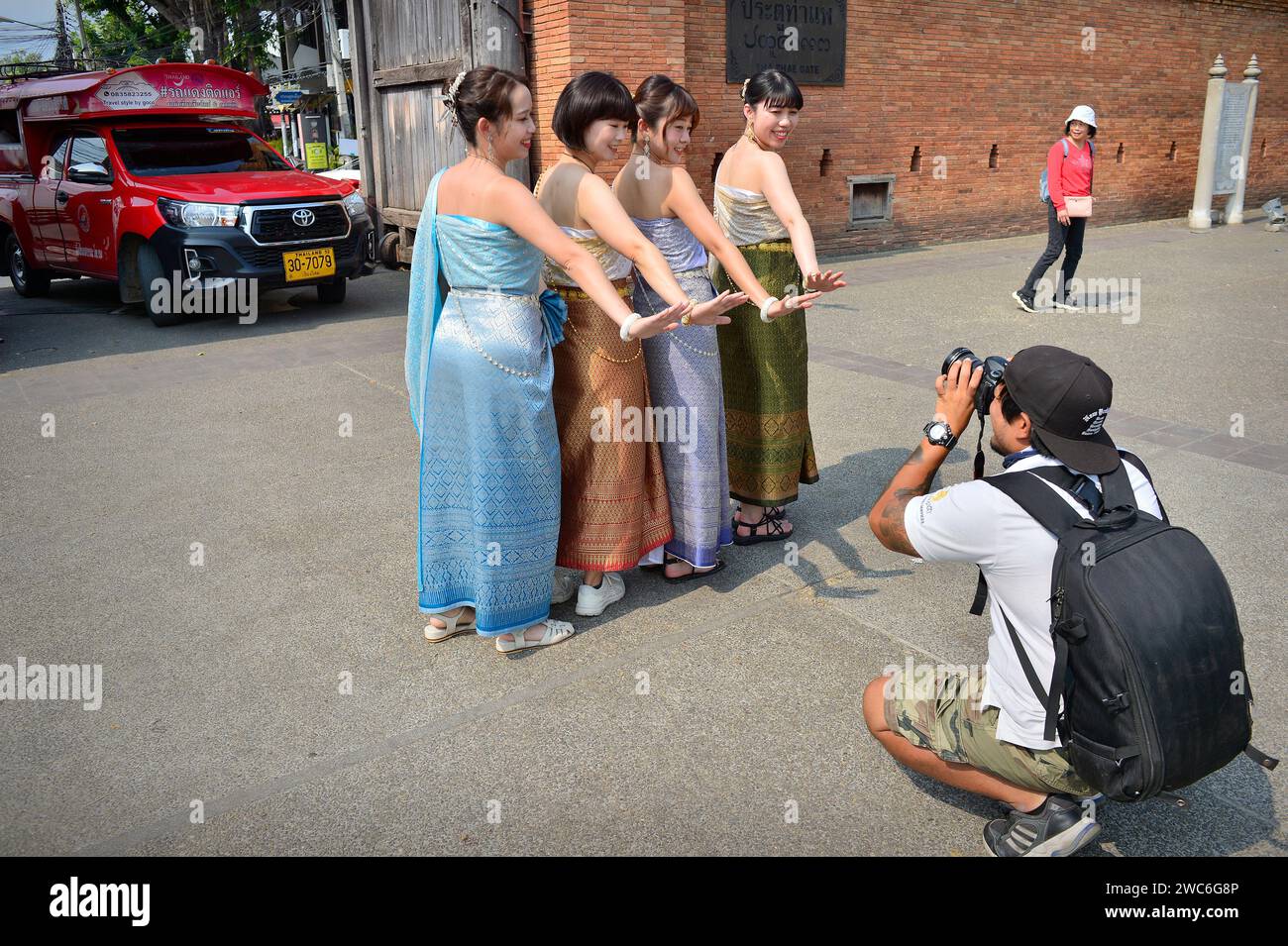 Chinesische Touristen in thailändischen Kostümen Tha Phae Gate Chiang Mai Thailand Stockfoto