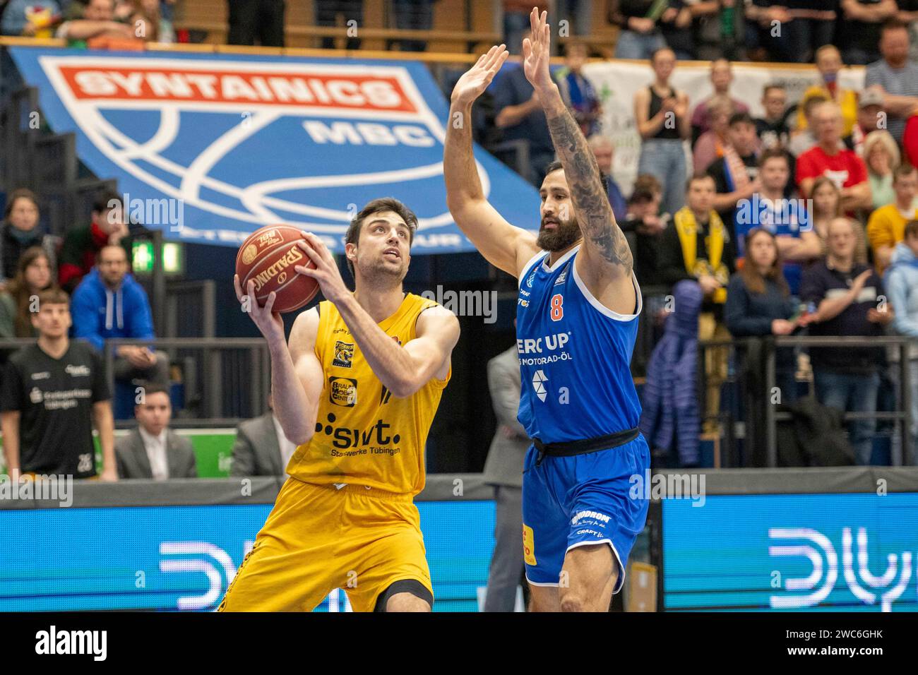 Weissenfels, Deutschland 14. Januar 2024: 1.BBL - 2023/2024 - Syntainics MBC vs. Tigers Tübingen v. li. im Zweikampf Mateo Seric (Tübingen) und Martin Breunig (Weissenfels) Stockfoto