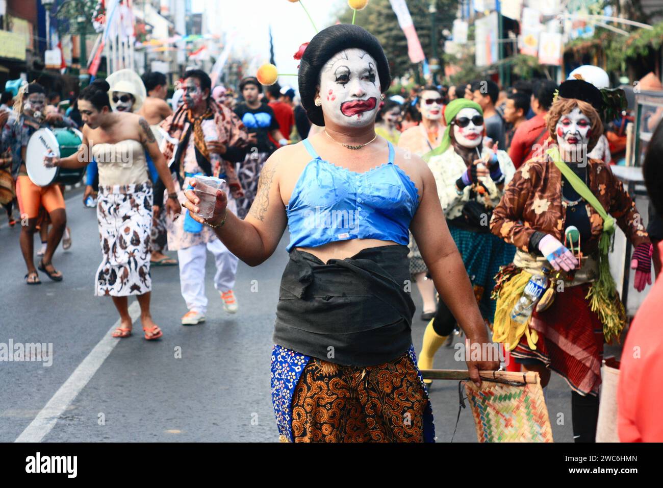 Teilnehmer Karnevalskultur, die die Eröffnungszeremonie des Keris Gipfels in yogyakarta Indonesien ist Stockfoto