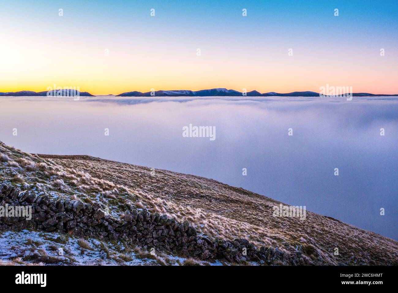 Eine Wolkenumkehr / Temperaturumkehr im Lake District National Park, Großbritannien. Helvellyn in der Ferne von der High Street gesehen Stockfoto