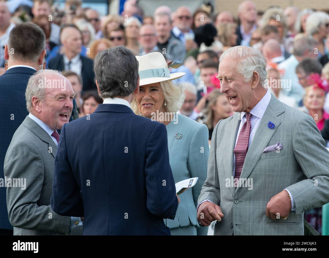 HM der König und HM die Königin auf der Doncaster Racecourse - St Leger 2023 - Desert Hero - Tom Marquand - William Haggas Stockfoto