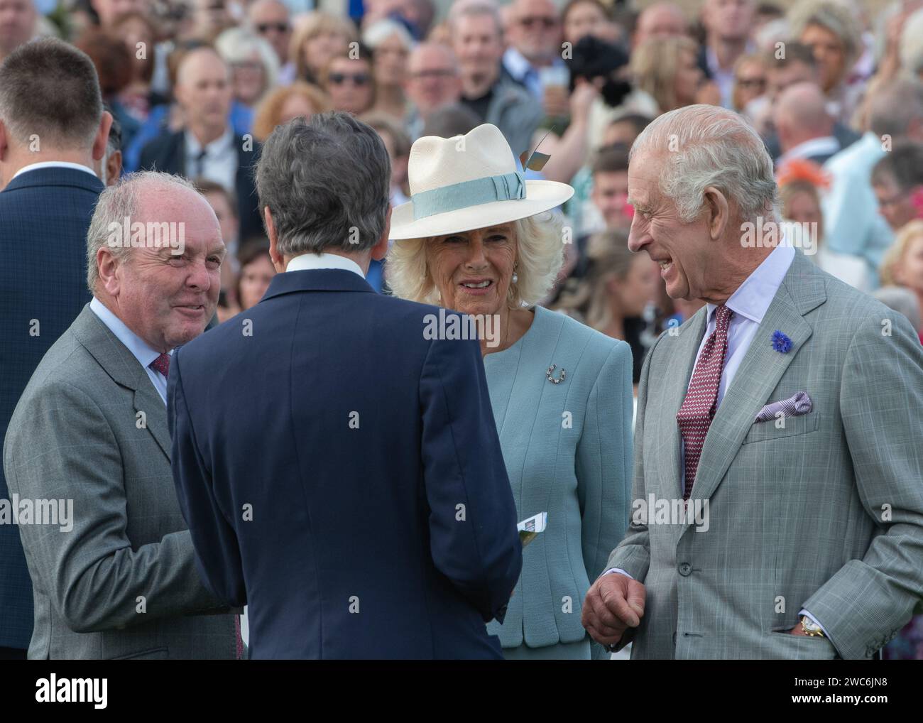 HM der König und HM die Königin auf der Doncaster Racecourse - St Leger 2023 - Desert Hero - Tom Marquand - William Haggas Stockfoto