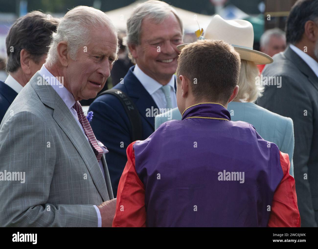 HM der König und HM die Königin auf der Doncaster Racecourse - St Leger 2023 - Desert Hero - Tom Marquand - William Haggas Stockfoto